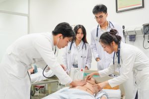 Ngành Y là lĩnh vực đa dạng nghề nghiệp với nhiều cơ hội việc làm trong chăm sóc và bảo vệ sức khỏe